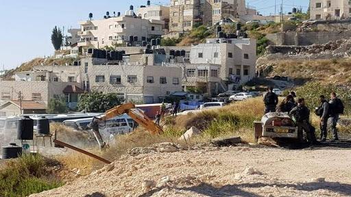 الاحتلال يعتقل مواطنا ويوقف العمل ببئر مياه جنوب الخليل