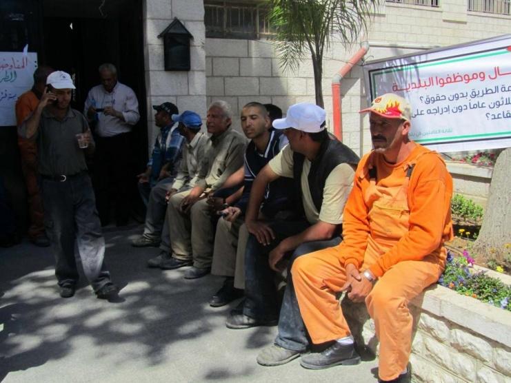 العاملون في بلدية رام الله يطالبون بصرف باقي مستحقاتهم