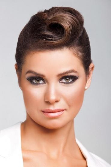 يسرا اللوزى تلقن متابعا درسا فى الأخلاق وصفها