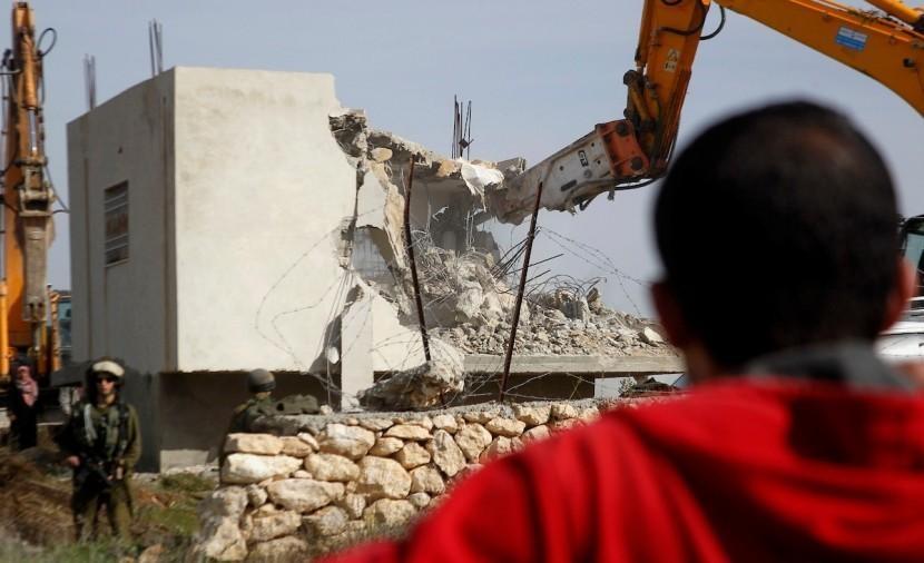 الاحتلال يخطر بهدم عمارة سكنية و3 منازل شمال نابلس