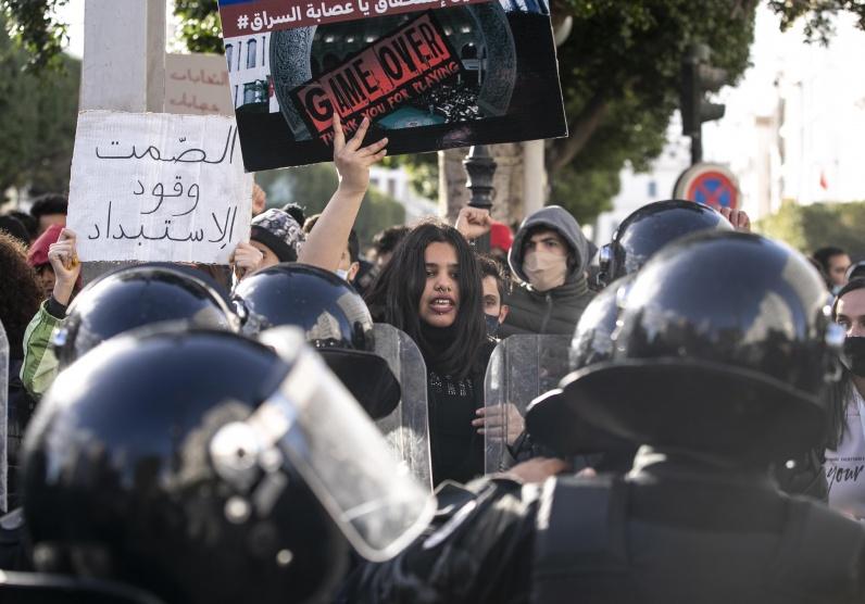 تونس.. وفاة متظاهر تطلق شرارة احتجاجات جديدة في البلاد