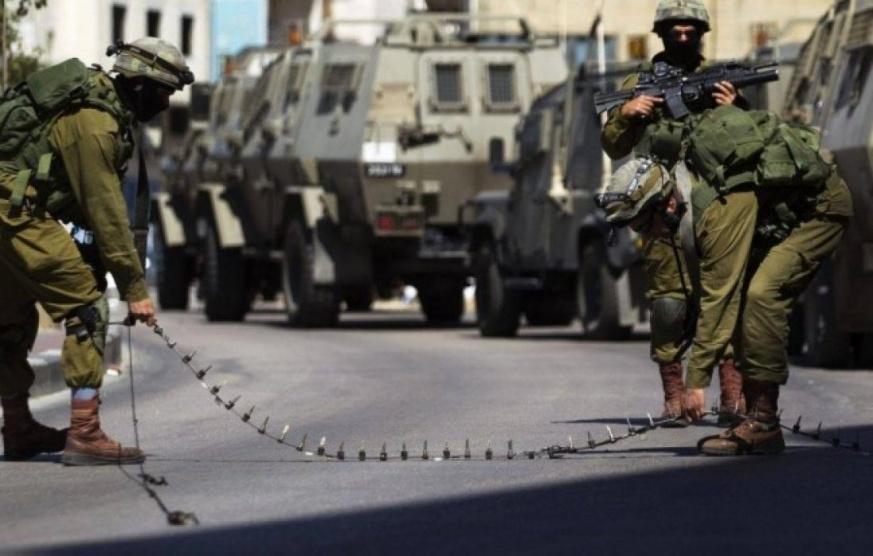  الاحتلال يداهم منازلا في الخليل وينصب حاجزا على مدخلها الشمالي