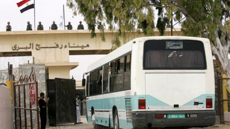  بدء مغادرة حافلات المسافرين عبر معبر رفح