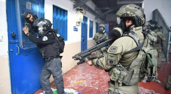 قوات القمع تقتحم سجن عسقلان وتخرّب مقتنيات الأسرى
