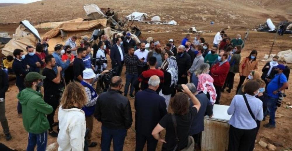 مواطنون يؤدون صلاة الجمعة في خربة حمصة الفوقا بالأغوار الشمالية