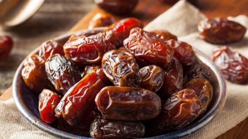 هذا ما يحدث لجسمك عند تناول التمر