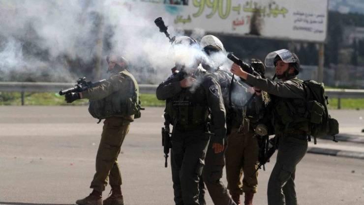 الاحتلال يداهم منزلا في قرية تعنك ويطلق قنابل غاز على العمال غرب جنين