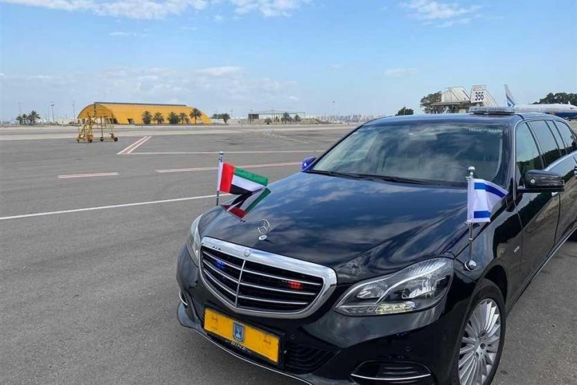 وصول السفير الإماراتي الأول إلى