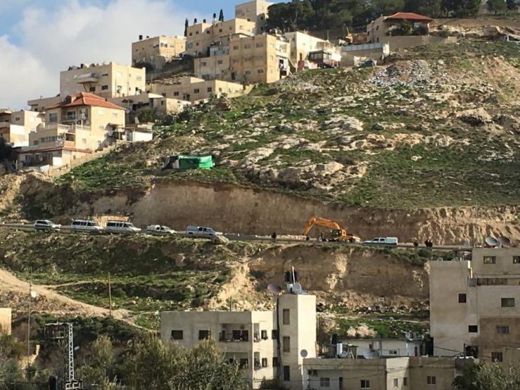 الاحتلال يأخذ مقاسات منزل تمهيدًا لهدمه ببلدة الخضر