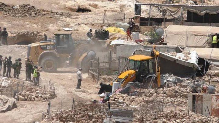 الاحتلال يخطر بهدم 6 منازل شرق يطا