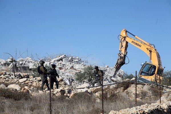 الاحتلال يهدم منزلا قيد الانشاء وبئر مياه شرق بني نعيم في الخليل