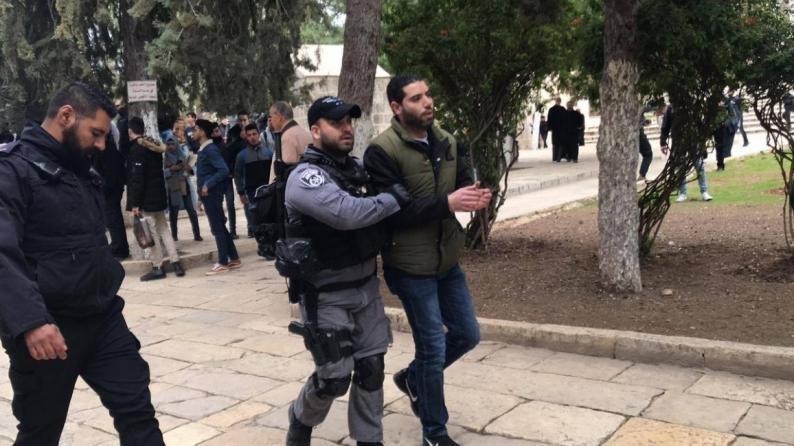 الاحتلال يعتقل موظفا في الأقصى