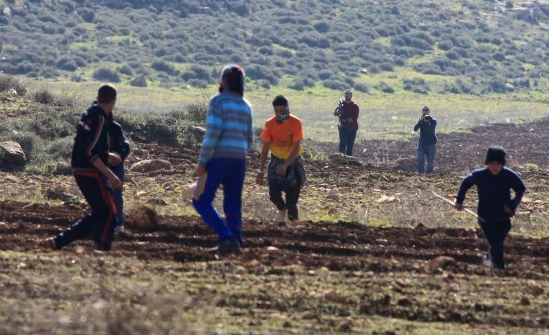 مستوطنون يرهبون طفلين شرق يطا ويطلقون الرصاص صوبهما