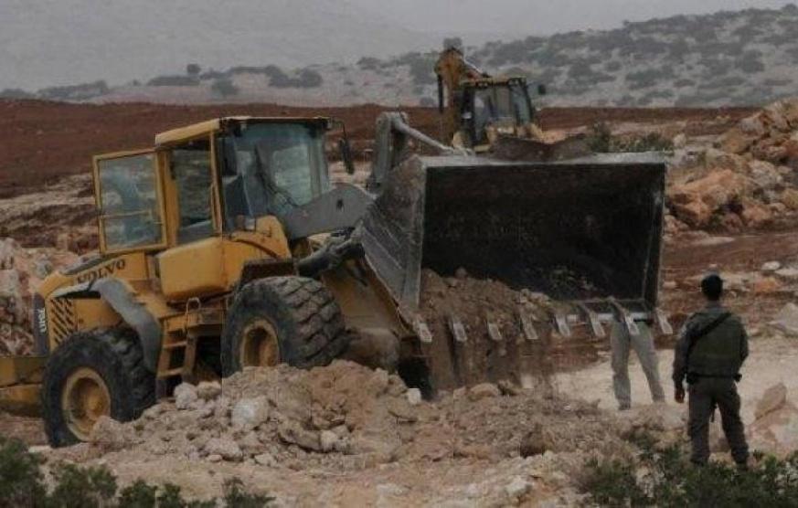 الاحتلال يجرف مساحات واسعة من أراضي المواطنين جنوب الخليل