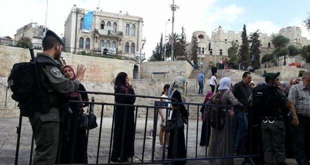 شرطة الاحتلال تحتجز عشرات النسوة في منطقة باب الساهرة