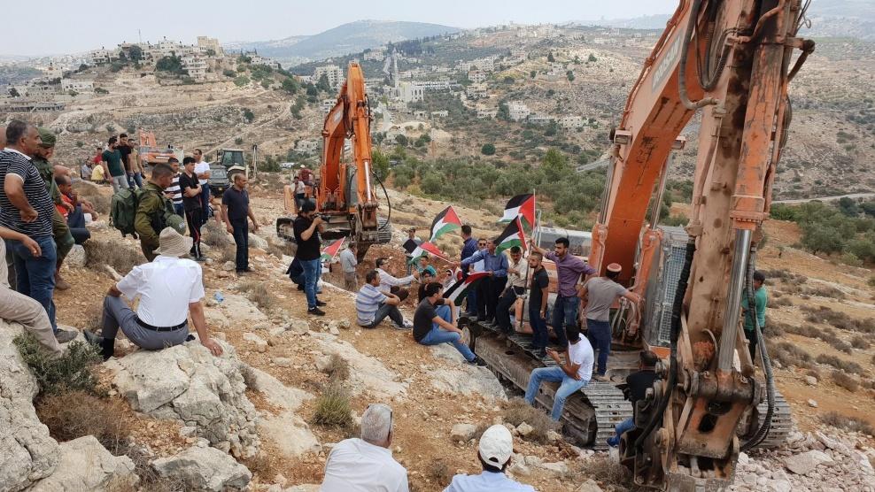 مواطنون يمنعون مستوطنين من تجريف أراض في بتير غرب بيت لحم
