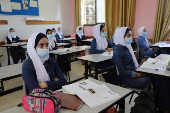 التربية تؤكد عودة الصفوف الأساسية للمدارس غدا