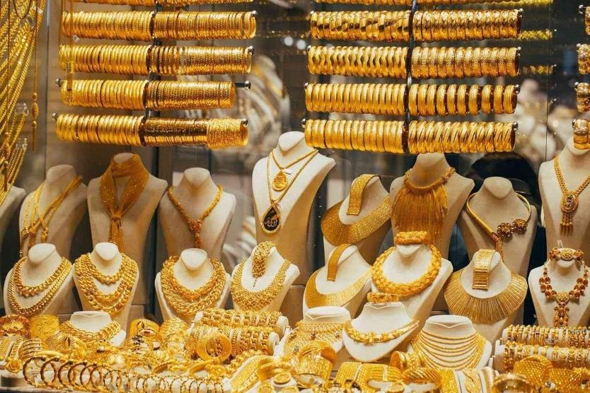 الذهب يهبط مع صعود الدولار وعوائد السندات
