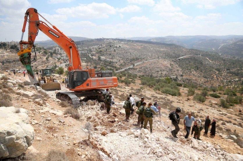 مستوطنون يجرفون أراضي في الأغوار الشمالية