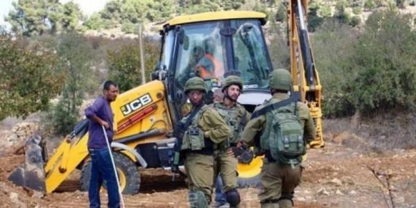 الاحتلال يفرض غرامة مالية على مواطن للإفراج عن جرافته