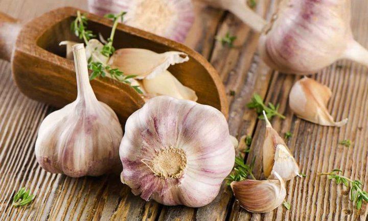خبير تغذية يحذر من خطر تناول الثوم دون طهي