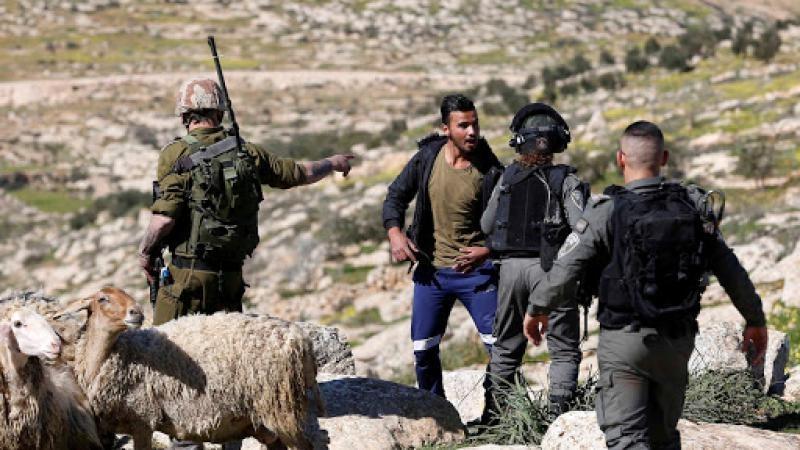 مستوطنون يعتدون على راعي أغنام ويصيبونه بجروح جنوب غرب جنين