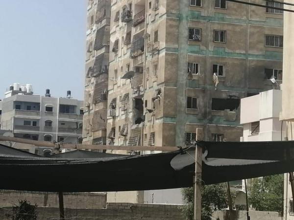3 شهداء وعدة إصابات جراء استهداف الاحتلال لشقة سكنية بحي الرمال وسط غزة
