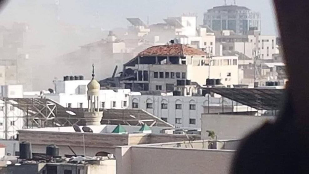 شهيدان بينهم طفلة وعشرات الإصابات باستهداف عمارة سكنية بجوار وزارة الصحة بغزة