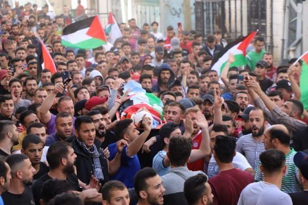 تشييع جثمان الشهيد عبيدة الجوابرة في مخيم العروب