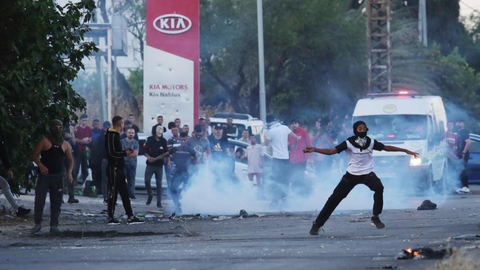 اشتباك.. إطلاق نار كثيف على المتظاهرين والصحافيين عند مدخل البيرة
