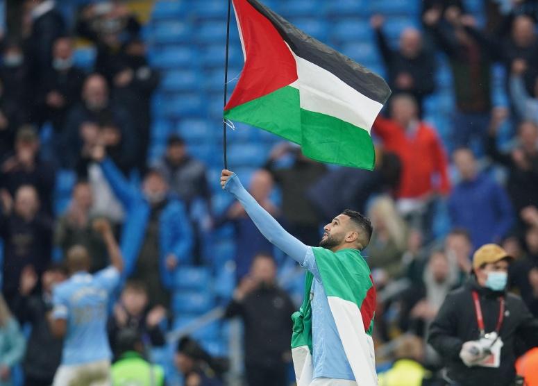 محرز يحتفل بلقب الدوري الإنجليزي برفع علم فلسطين
