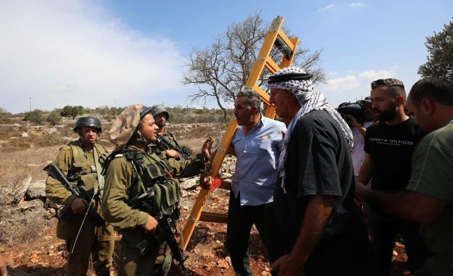  الاحتلال يمنع مزارعين في حوسان من دخول أراضيهم والعمل فيها