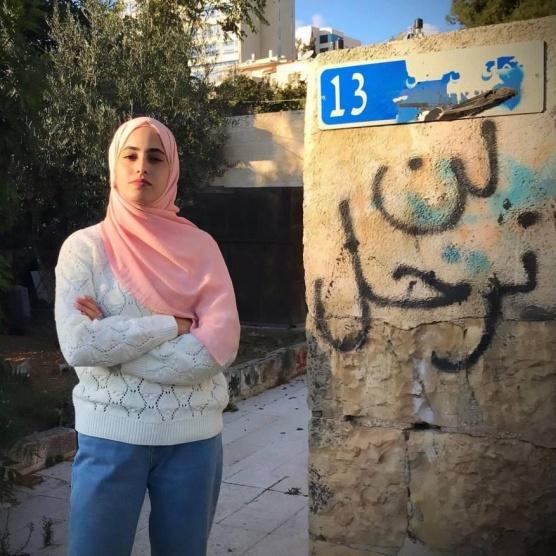 الاحتلال يعتقل الناشطة المقدسية منى الكرد ويستدعي شقيقها