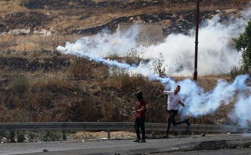 إصابات بالاختناق خلال قمع الاحتلال مسيرة منددة بشق طريق استيطانية جنوب نابلس