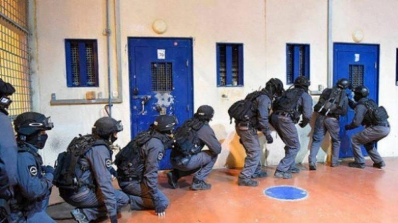 إصابات بين صفوف الأسرى في قسم (7) في سجن