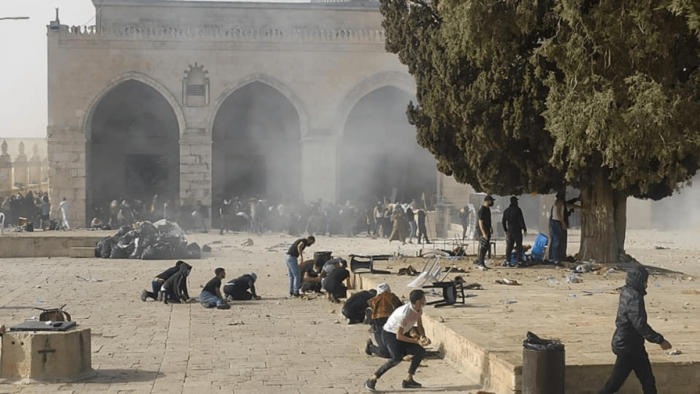 إخلاء الأقصى بالقوة والسماح لعشرات المستوطنين باقتحامه