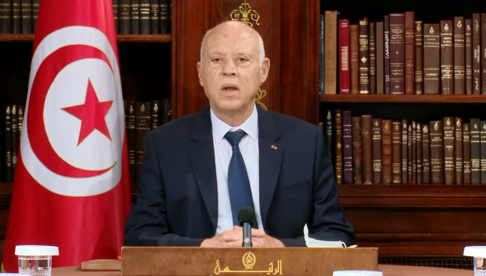 تونس.. سعيد ينفي تهمة الانقلاب ويفرض حظرا للتجول