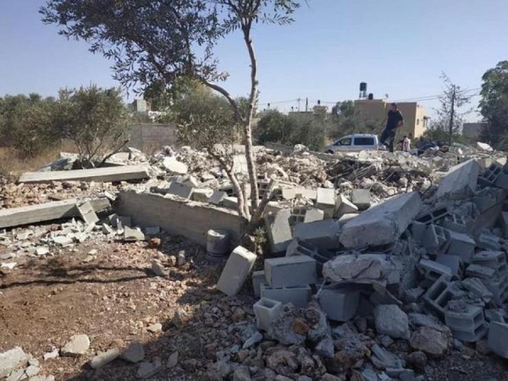 الاحتلال يهدم منشآت ويستولي على معدات زراعية شرق رام الله