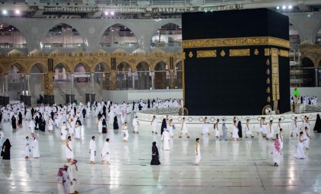 السعودية تستقبل أولى رحلات المعتمرين القادمين من الخارج