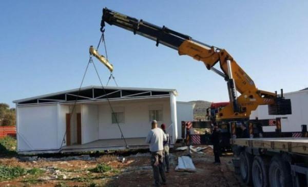 مستوطنون ينصبون منزلين متنقلين غرب سلفيت