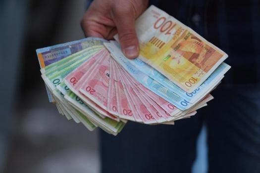 الحكومة تقرر رفع الحد الأدنى للأجور إلى 1880 شيكلا