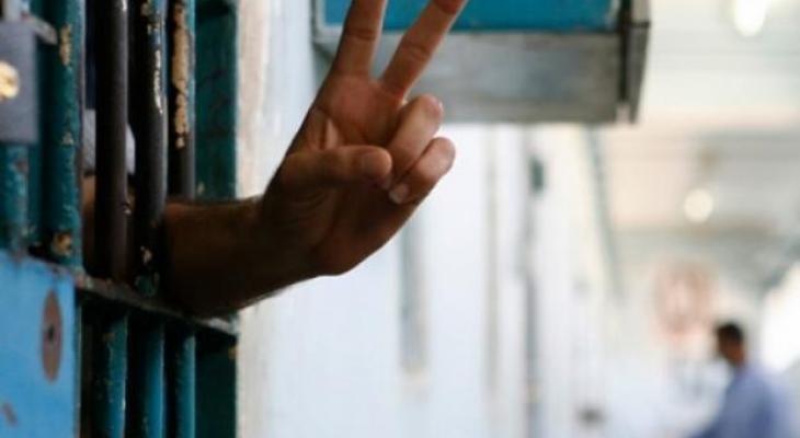 6 أسرى يواصلون إضرابهم عن الطعام