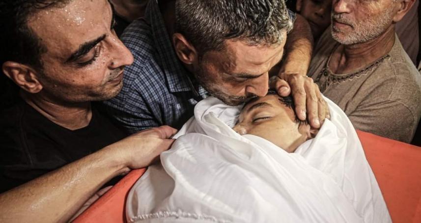 جماهير حاشدة تشيّع جثمان الشهيد الطفل عمر أبو النيل بغزة