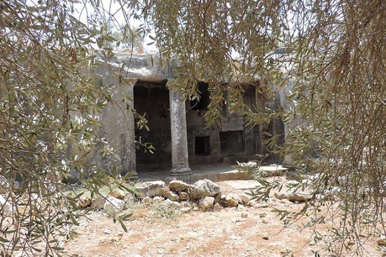 الاحتلال يخطر بوقف العمل في موقع