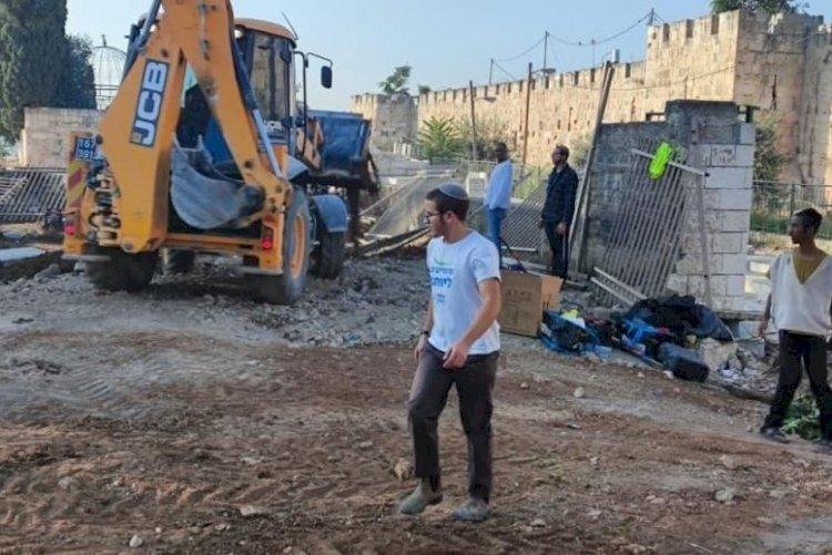 لليوم العاشر: الاحتلال يواصل تهويد مقبرة اليوسفية بالقدس ويغطي جزءا منها بالعشب الصناعي