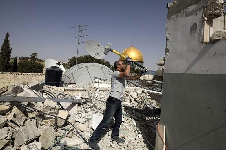 الاحتلال يجبر مقدسيا على هدم منزله في المكبر بالقدس ويخطر بهدم آخر