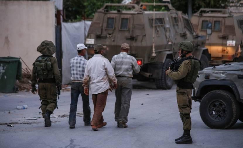 الاحتلال يعتقل 3 فلسطينيين من