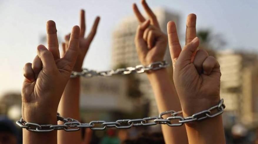 5 أسرى يواصلون إضرابهم عن الطعام