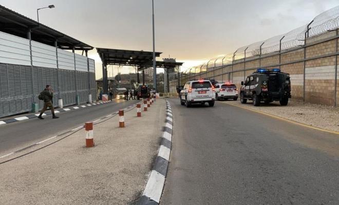 القدس: الاحتلال يعتقل فلسطينيا بزعم محاولته تنفيذ عملية طعن عند حاجز الجيب