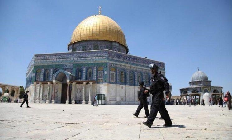 توتر في ساحة مسجد قبة الصخرة- اعتقال أحد حراس الاقصى